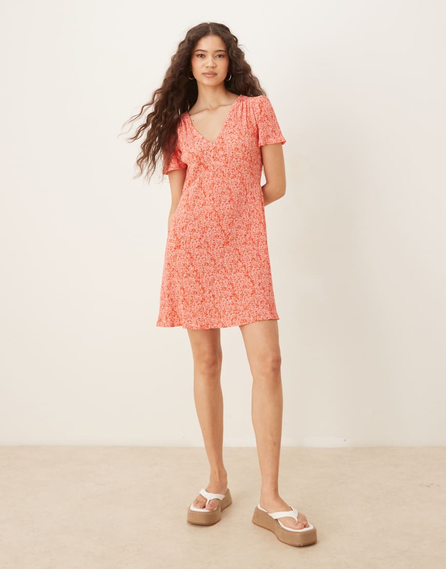 Mango - Mini-Freizeitkleid mit rotem Blumenmuster und V-Ausschnitt Mango - Mini-Freizeitkleid mit rotem Blumenmuster und V-Ausschnitt von Mango