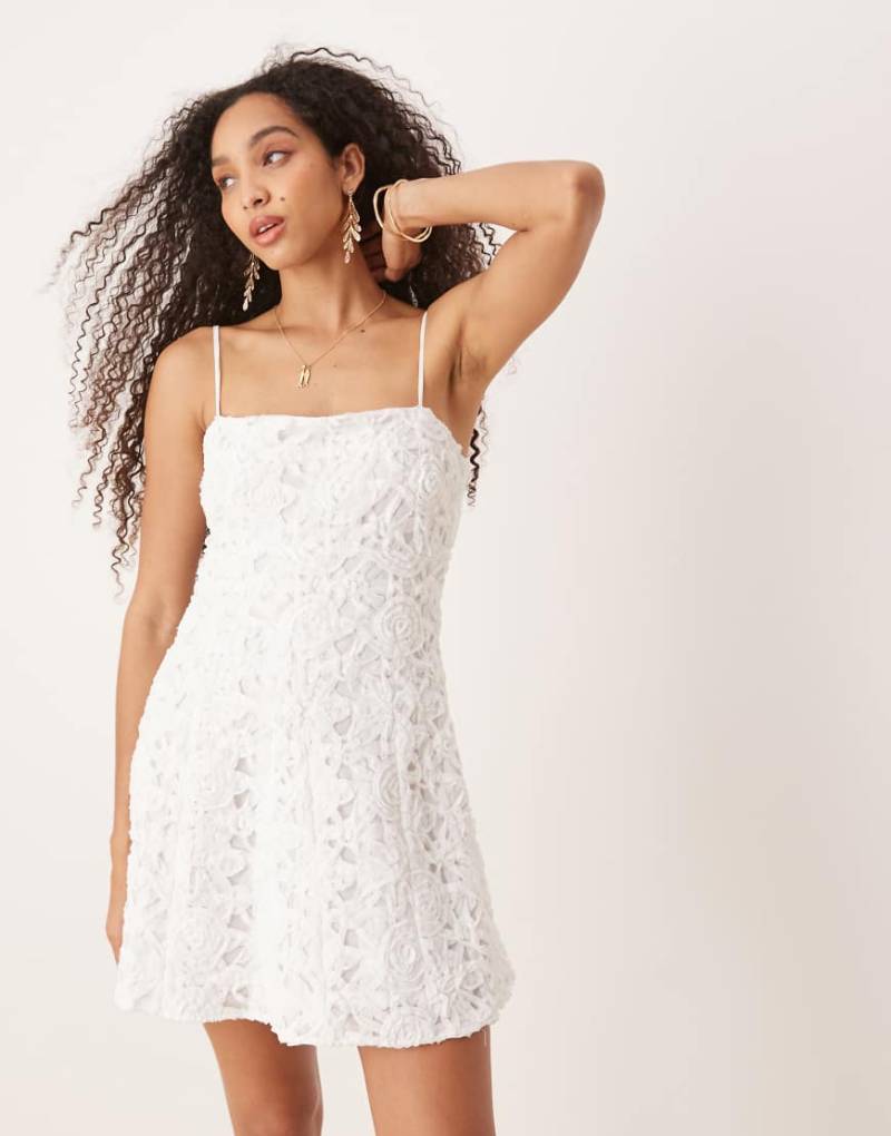 Mango - Minikleid aus Baumwolle in Weiß mit Blumenapplikation von Mango