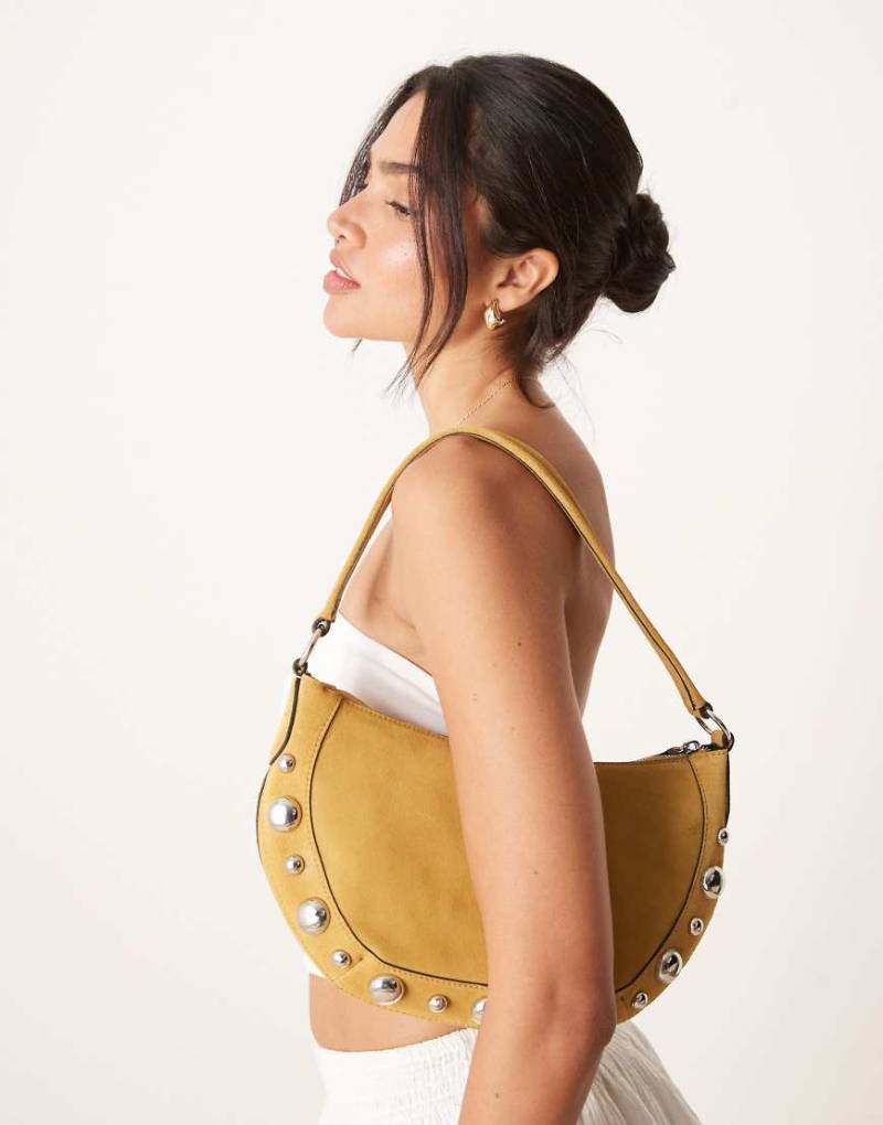 Mango - Mit Nieten besetzte Leder-Handtasche in Hellbraun mit Fransenbesatz von Mango