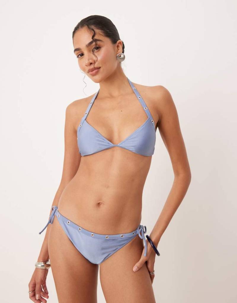 Mango - Neckholder-Bikinioberteil in Metallic-Hellblau mit Nietenbesatz von Mango