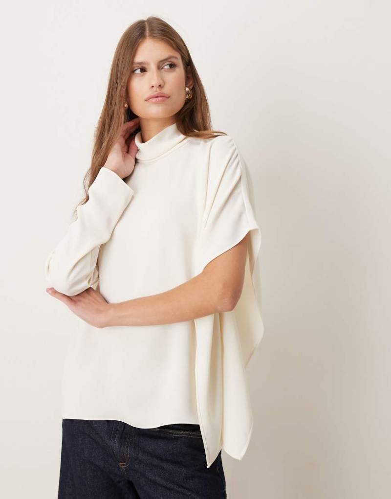 Mango - Oberteil in Weiß mit Wasserfallausschnitt und asymmetrischem Ärmel von Mango