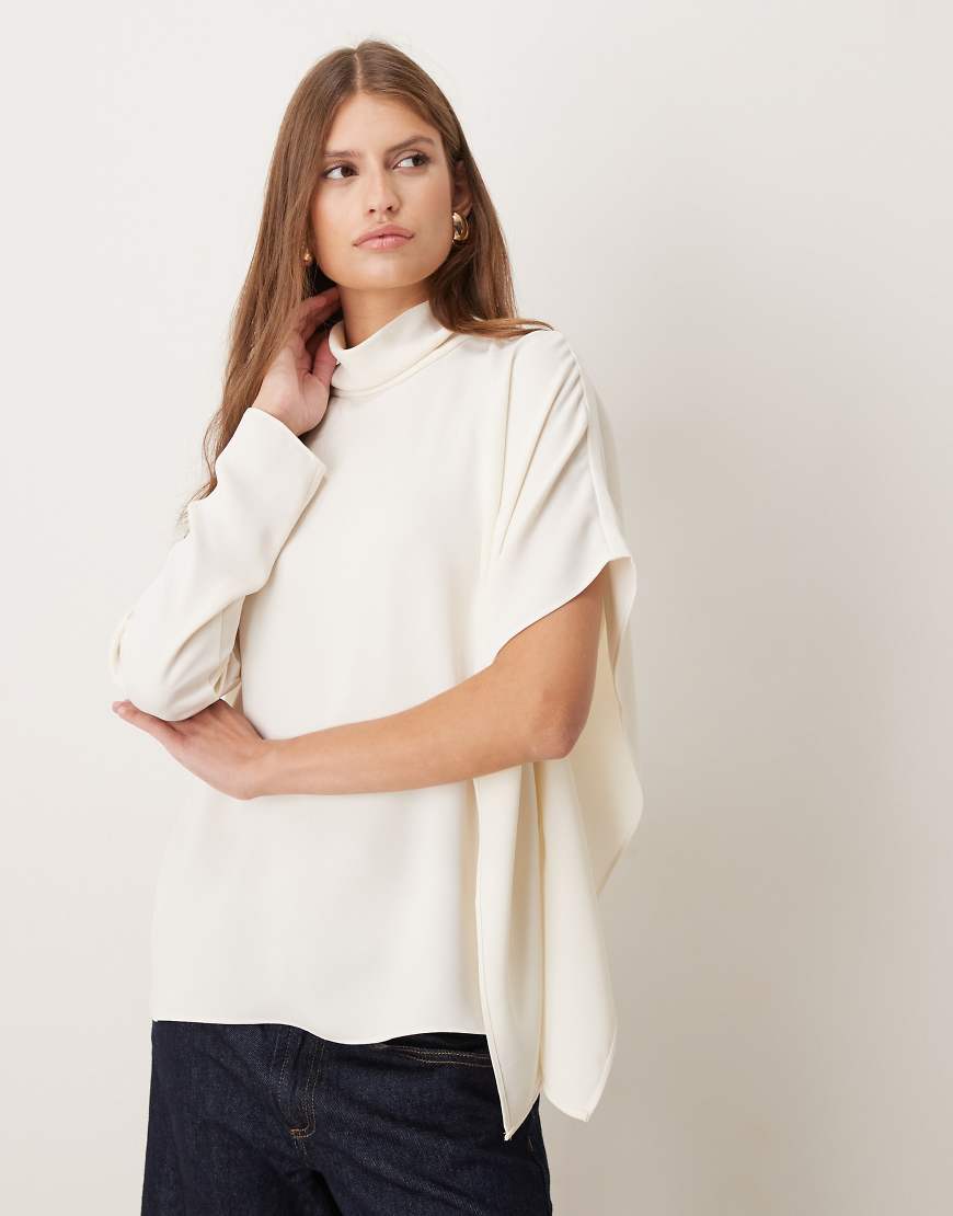 Mango - Oberteil in Weiß mit Wasserfallausschnitt und asymmetrischem Ärmel von Mango