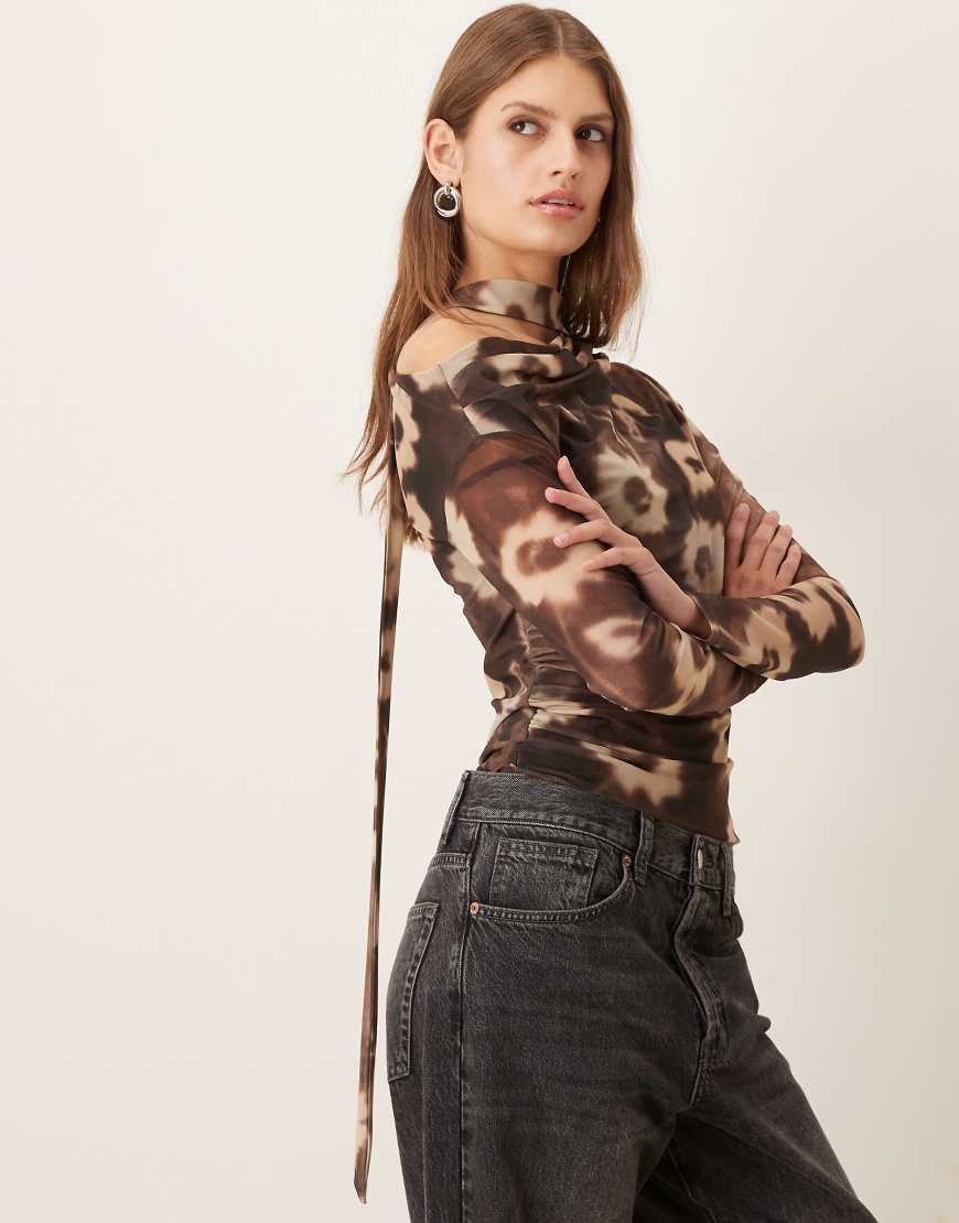 Mango - Oberteil mit verschwommenem Blumenmuster und U-Boot-Ausschnitt-Brown von Mango