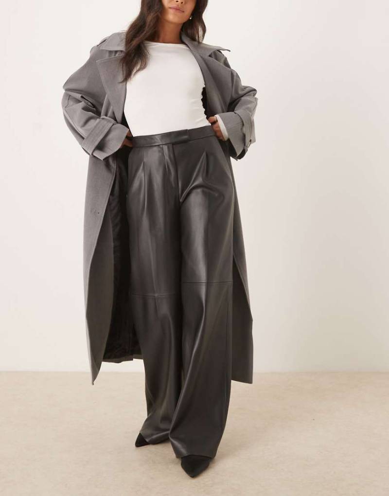 Mango - Riga - Elegante Hose aus Kunstleder mit geradem Schnitt in Schwarz von Mango