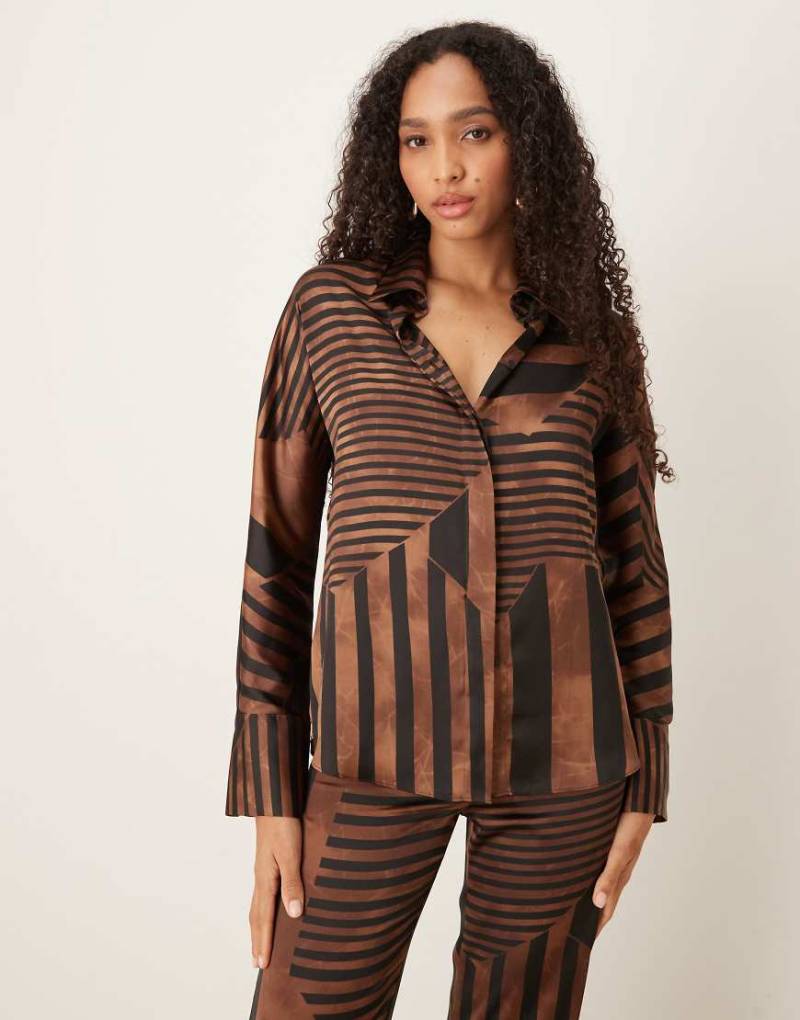 Mango - Satin-Hemdbluse in Braun mit geometrischem Muster, Kombiteil-Brown von Mango