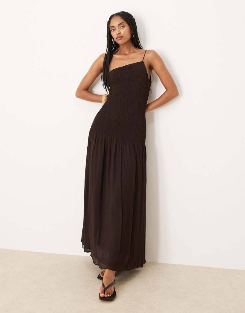 Mango - Schlupfkleid aus Chiffon in Schokobraun mit One-Shoulder-Träger und Schrägschnitt von Mango
