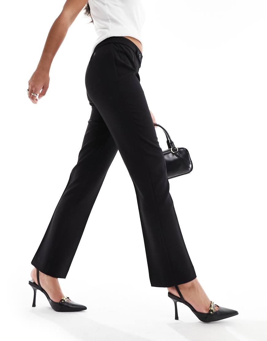 Mango - Schmal geschnittene Hose in Schwarz mit geknöpftem Bund von Mango