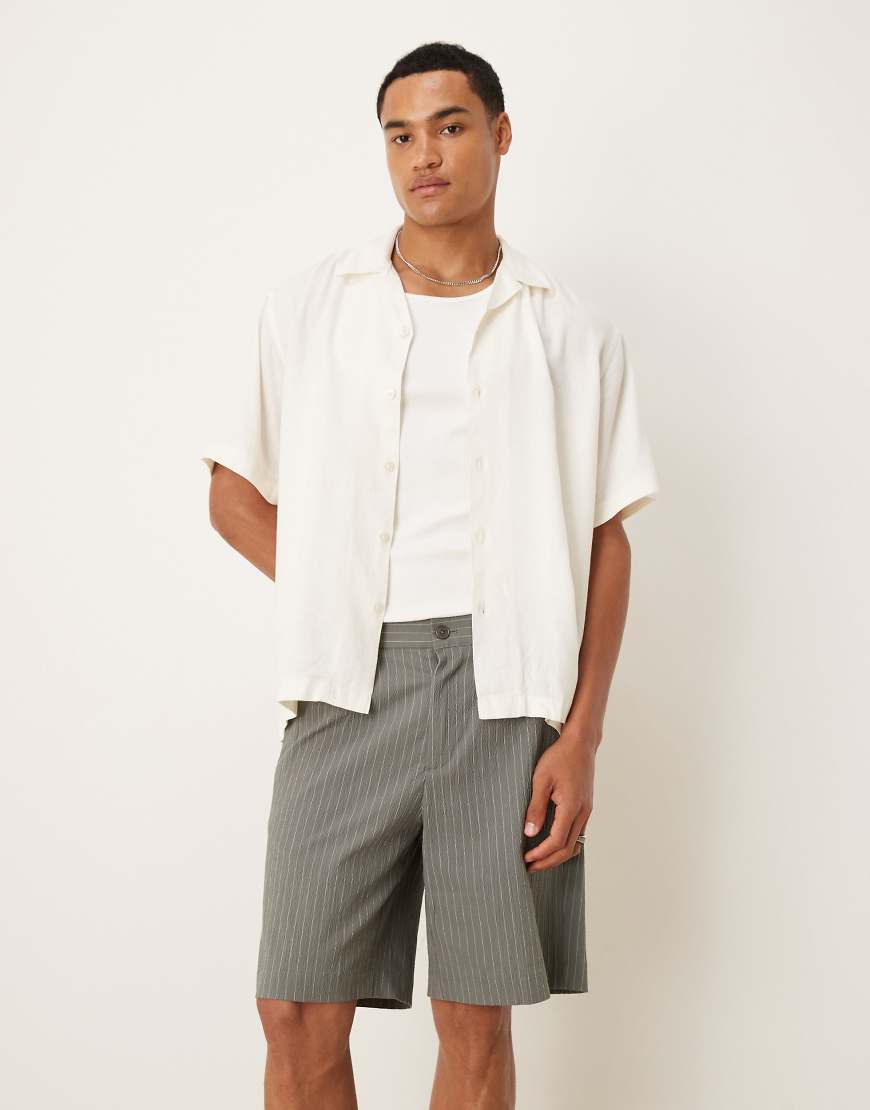 Mango - Schmal geschnittene Shorts aus Baumwolle in Grau mit Nadelstreifen von Mango