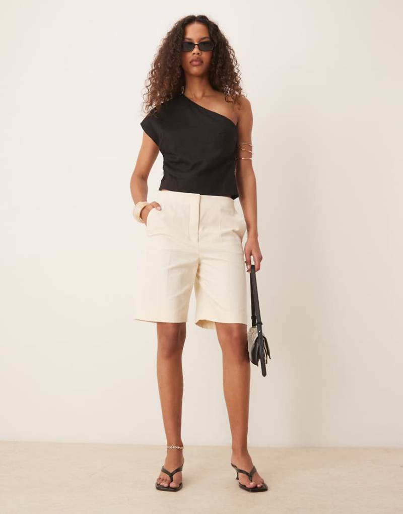 Mango - Schmal geschnittene Shorts aus Leinenimitat in Ecru-Neutral von Mango