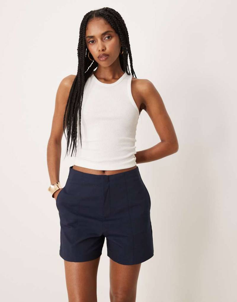 Mango - Schmal geschnittene Shorts in Marineblau mit Taschen von Mango