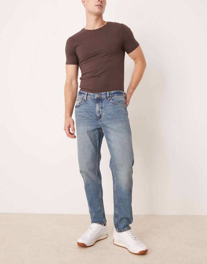 Mango - Schmal zulaufende Jeans in dunkelblauer Rinse-Waschung von Mango