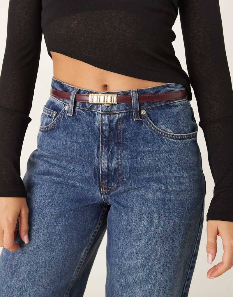 Mango - Schmaler Gürtel in Kirschrot mit goldfarbenen Akzenten von Mango