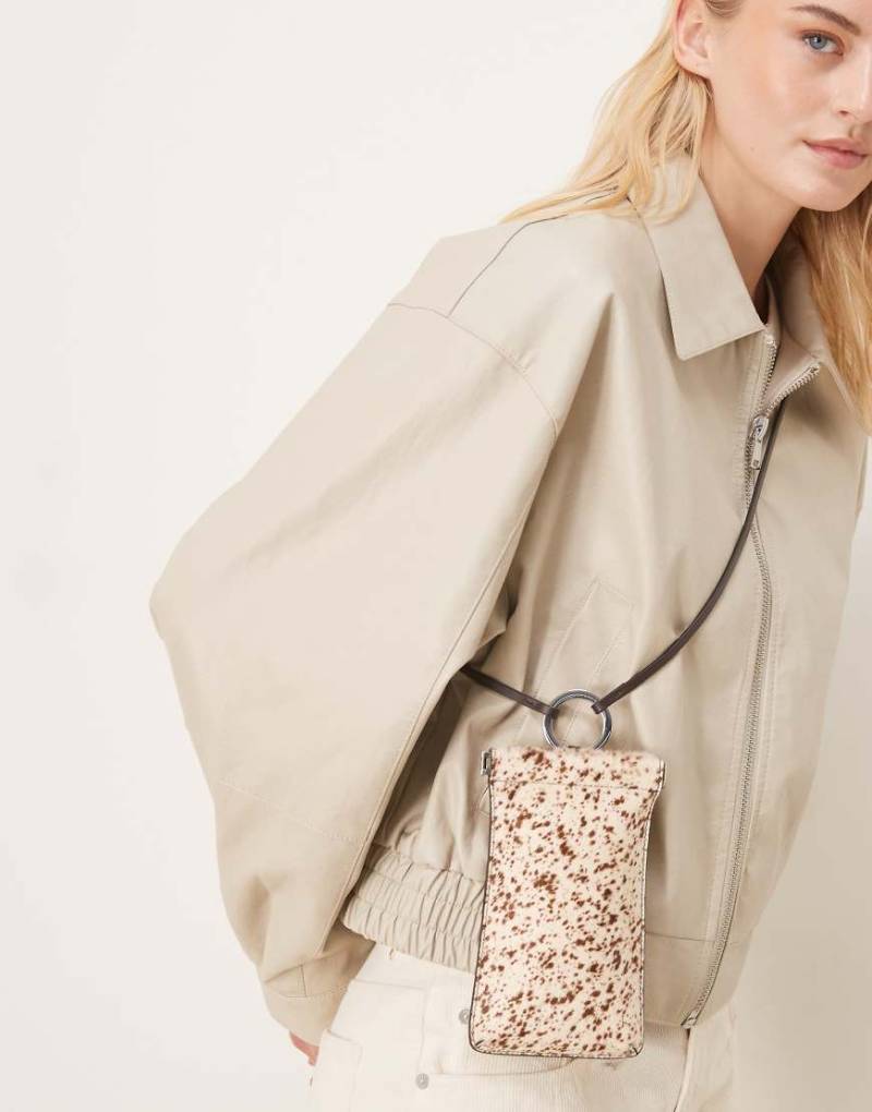 Mango - Schultertasche aus 100% Leder mit Kuhfleckenmuster-Brown Mango - Schultertasche aus 100% Leder mit Kuhfleckenmuster-Brown von Mango