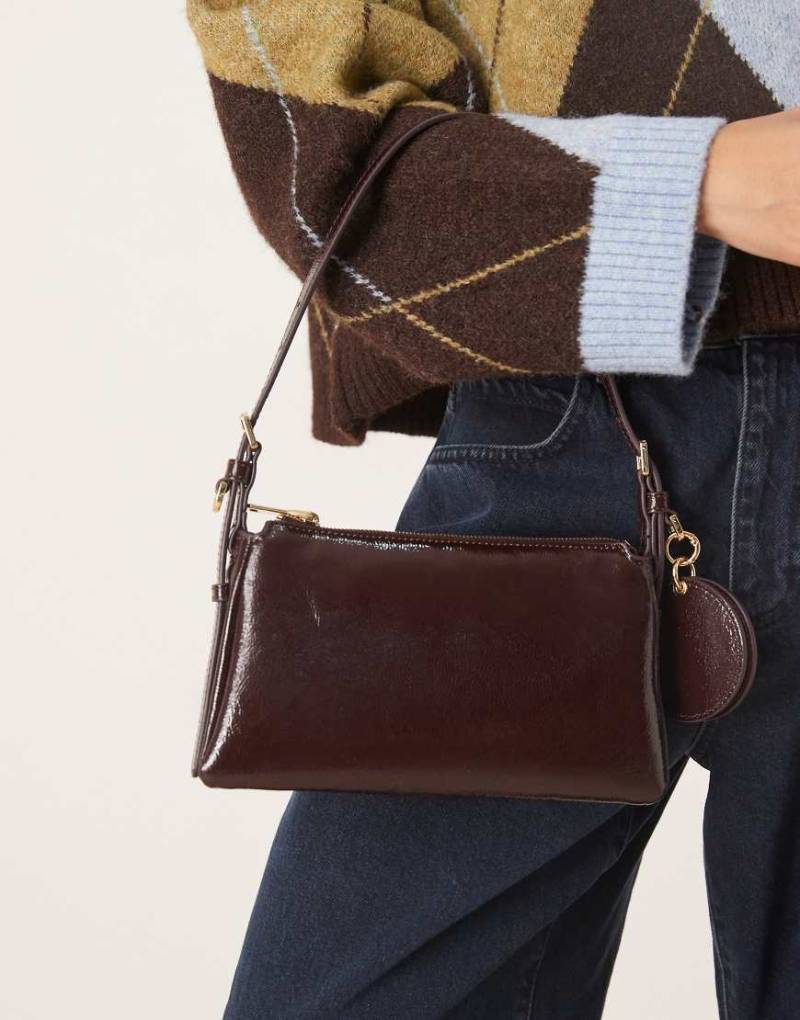 Mango - Schultertasche in Burgunderrot mit Lackoptik von Mango