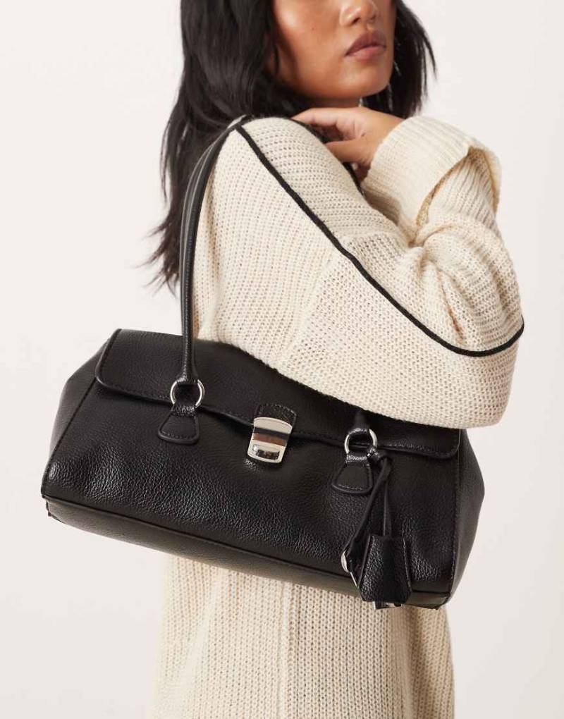 Mango - Schultertasche in Schwarz mit Schlüsselanhänger von Mango