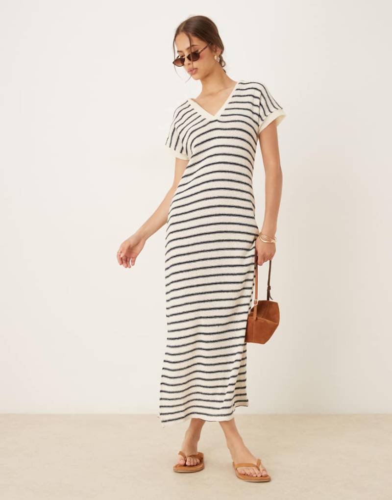 Mango - Schwarz-weiß gestreiftes Maxikleid mit Polokragen von Mango