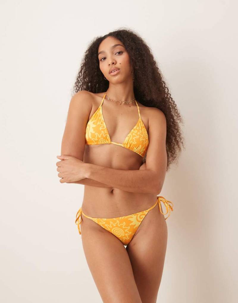 Mango - Seitlich gebundene Bikinihose in Orange mit Sonnenprint von Mango