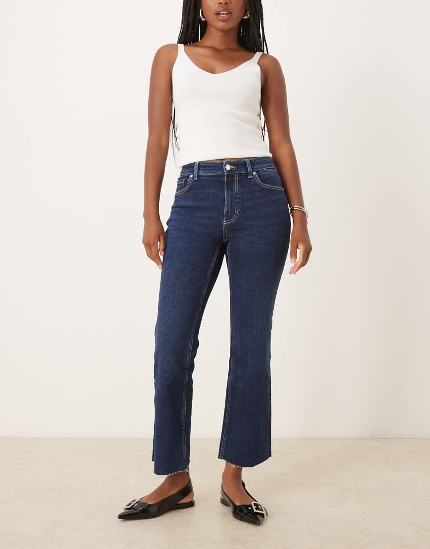 Mango - Sienna - Ausgestellte Jeans in Indigoblau mit offenem Saum von Mango