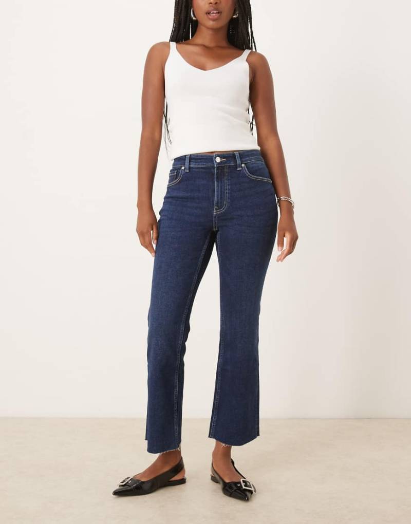 Mango - Sienna - Ausgestellte Jeans in Indigoblau mit offenem Saum von Mango
