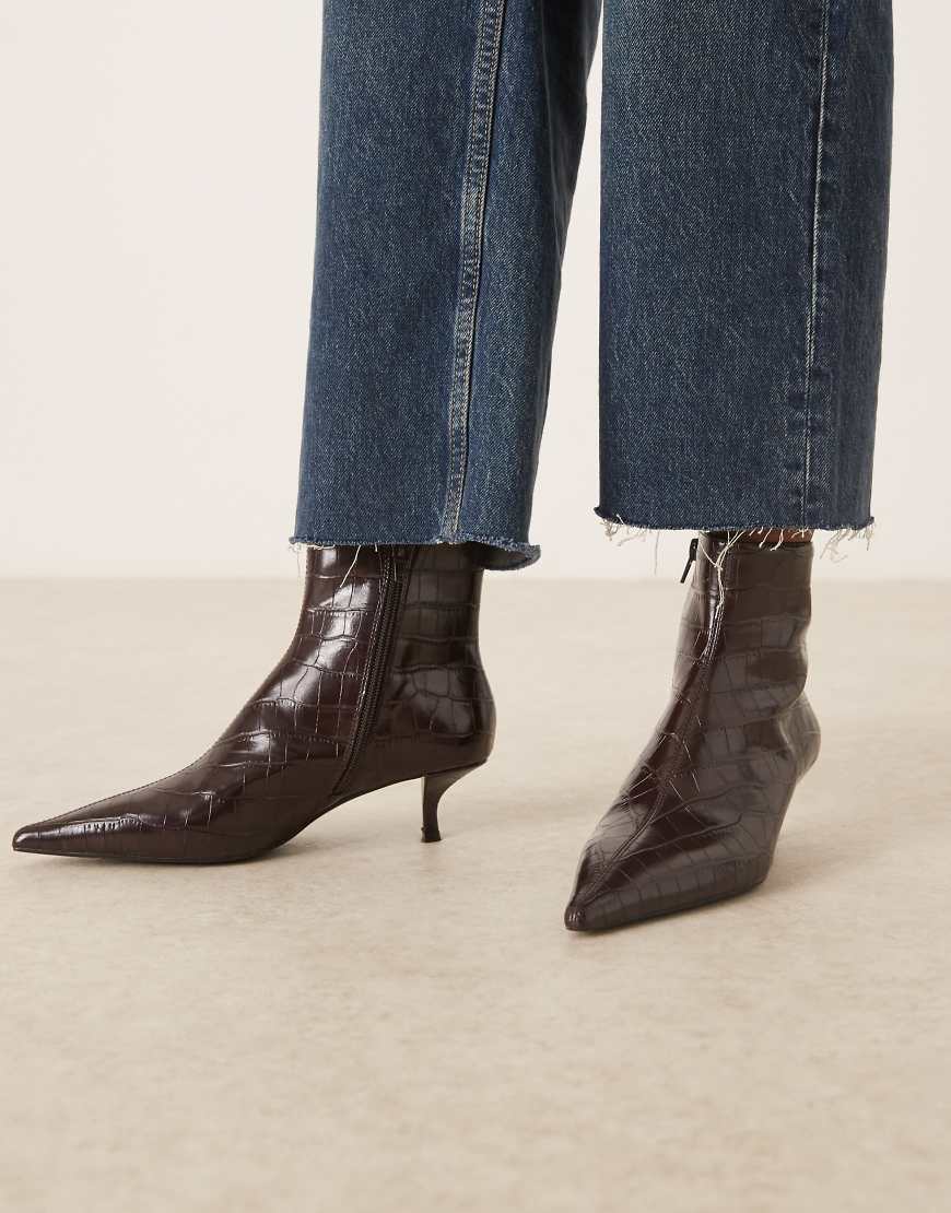Mango - Spitz zulaufende Stiefeletten in Dunkelbraun in Kroko-Optik und mit Kitten-Heel-Absatz-Brown von Mango
