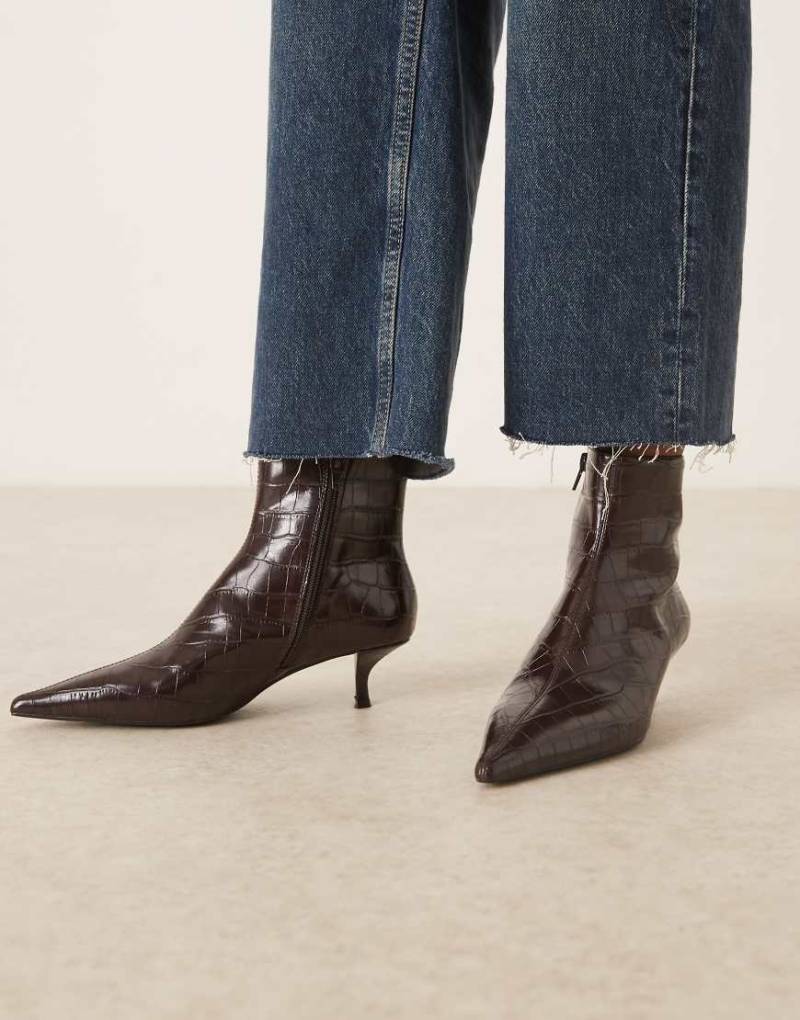 Mango - Spitz zulaufende Stiefeletten in Dunkelbraun in Kroko-Optik und mit Kitten-Heel-Absatz-Brown von Mango