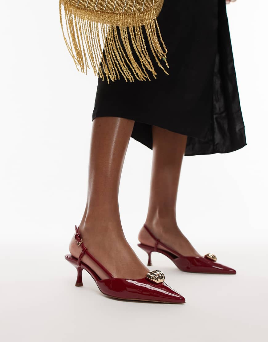 Mango - Spitze Schuhe in Rot mit goldfarbenen Details Mango - Spitze Schuhe in Rot mit goldfarbenen Details von Mango