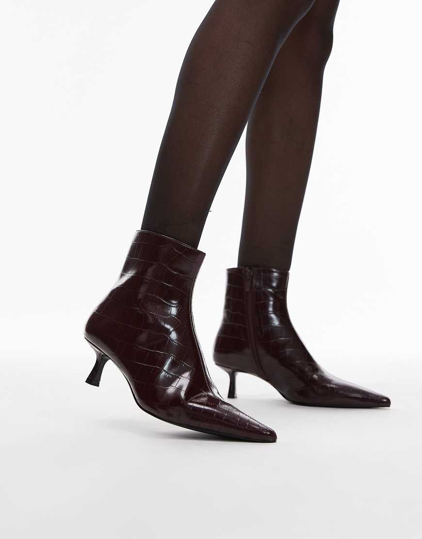 Mango - Spitze Stiefel in Burgunderrot mit niedrigem Absatz Mango - Spitze Stiefel in Burgunderrot mit niedrigem Absatz von Mango