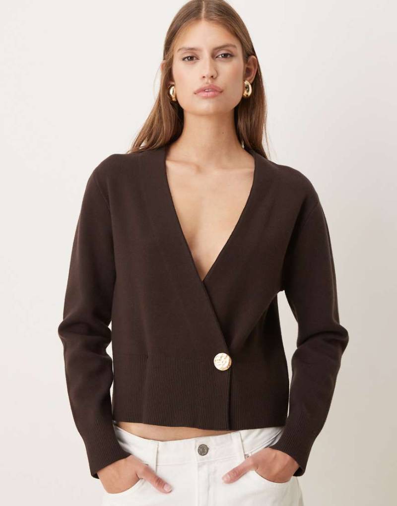 Mango - Strickjacke in Braun aus kompaktem Strickstoff mit auffälligen, goldfarbenen Knöpfen-Brown von Mango