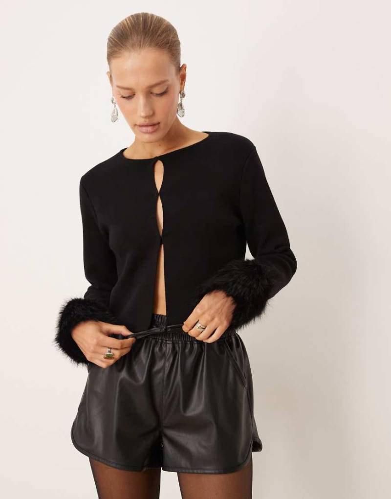 Mango - Strickjacke in Schwarz mit Ärmelbündchen aus Kunstpelz von Mango