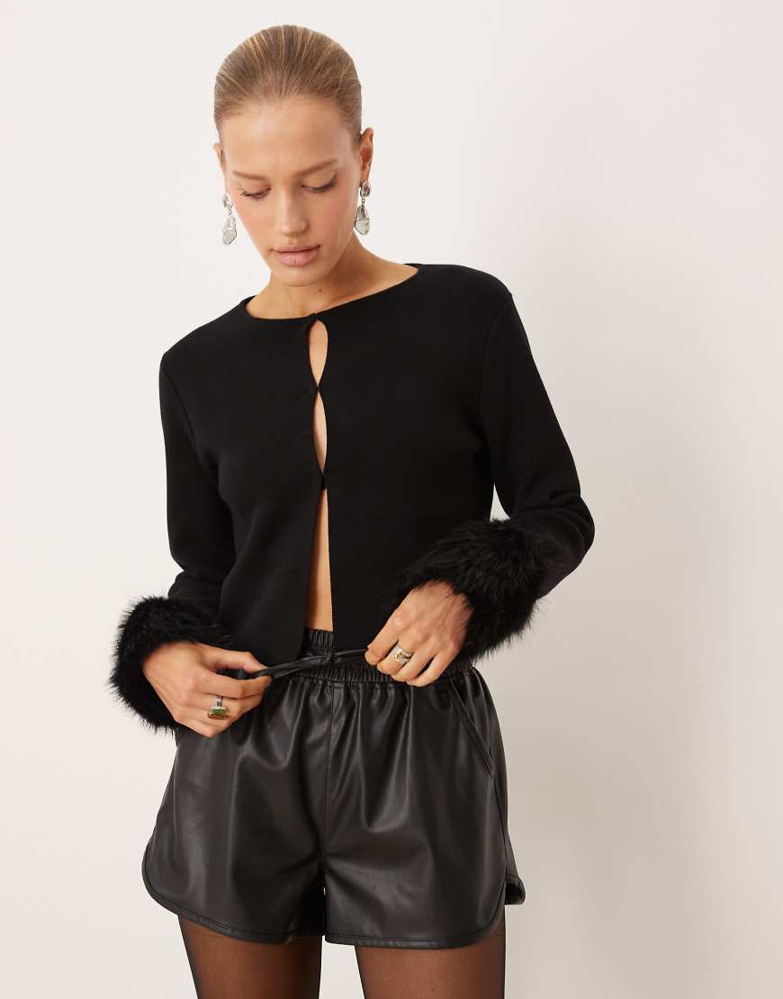 Mango - Strickjacke in Schwarz mit Ärmelbündchen aus Kunstpelz von Mango