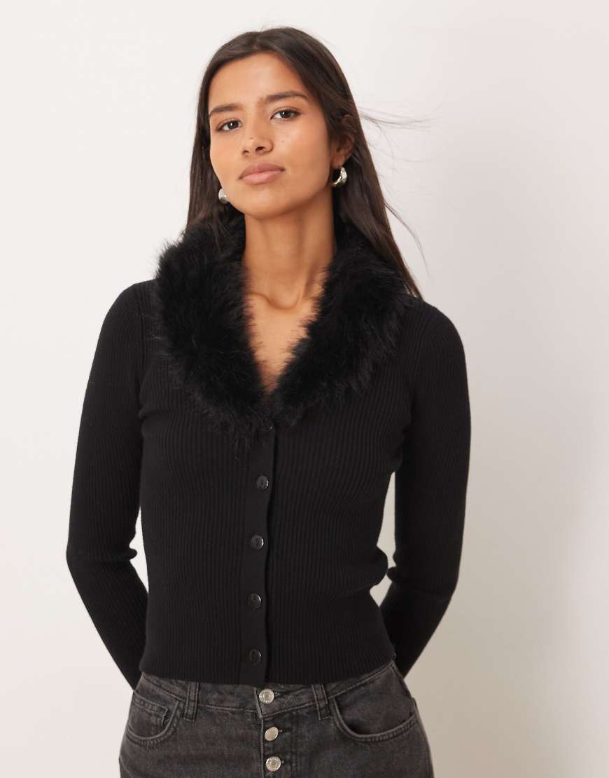 Mango - Strickjacke in Schwarz mit Kunstpelzkragen Mango - Strickjacke in Schwarz mit Kunstpelzkragen von Mango