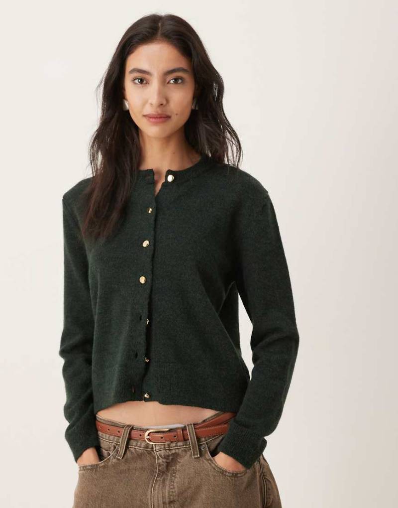 Mango - Strickjacke in Tannengrün mit Rundhalsausschnitt und goldfarbenen Knöpfen von Mango