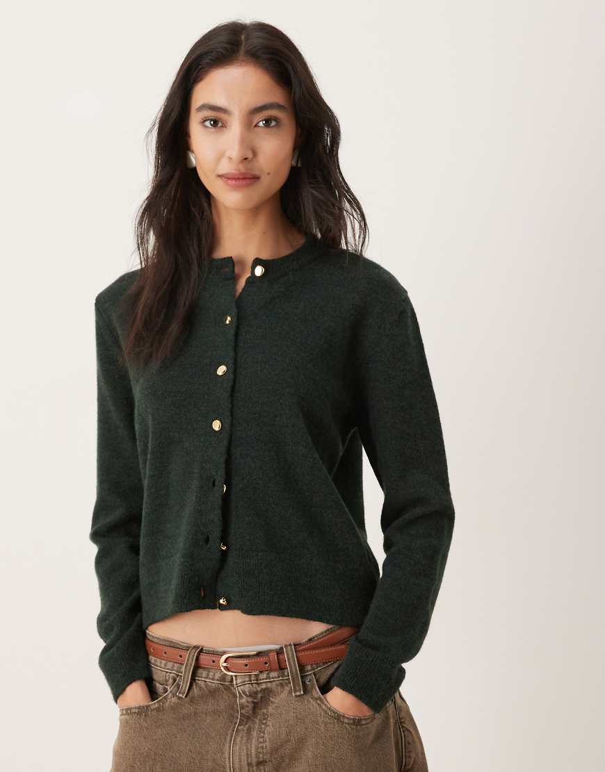 Mango - Strickjacke in Tannengrün mit Rundhalsausschnitt und goldfarbenen Knöpfen von Mango