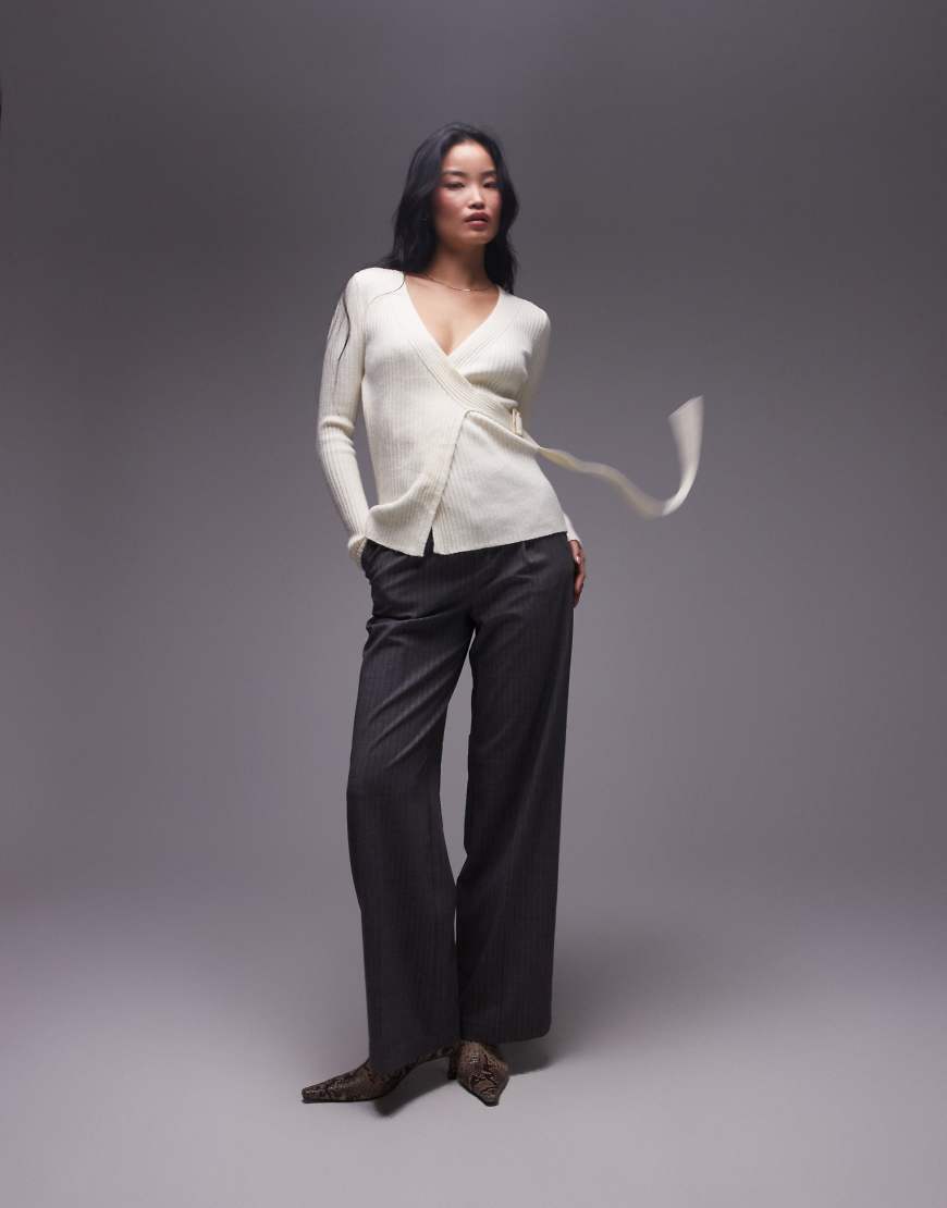 Mango - Strickjacke in Weiß mit Wickeloptik und eckiger Schnalle von Mango