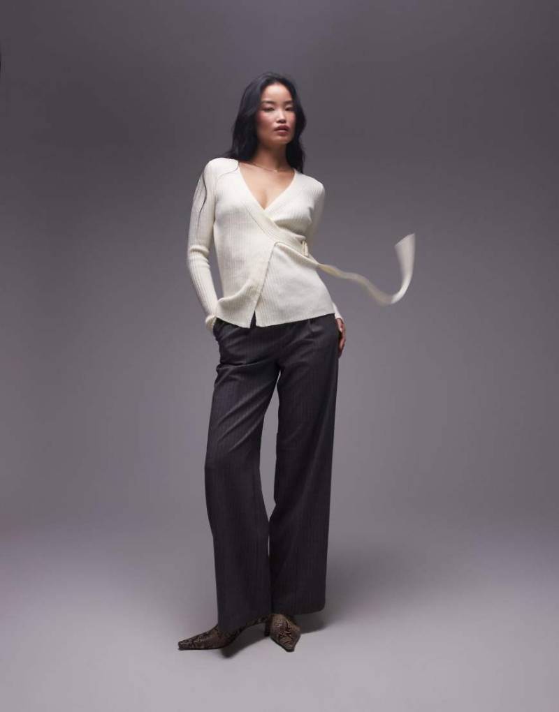 Mango - Strickjacke in Weiß mit Wickeloptik und eckiger Schnalle von Mango