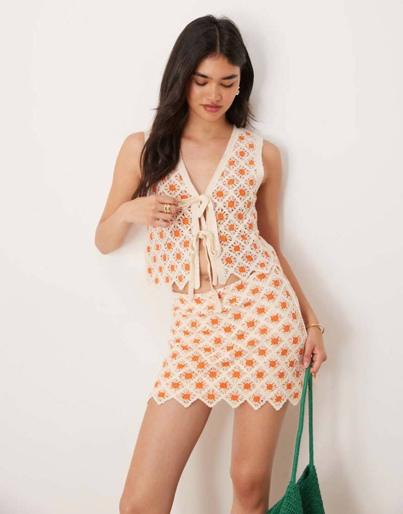 Mango - Strickweste in Orange mit Bogenkante ohne Print, Kombiteil von Mango