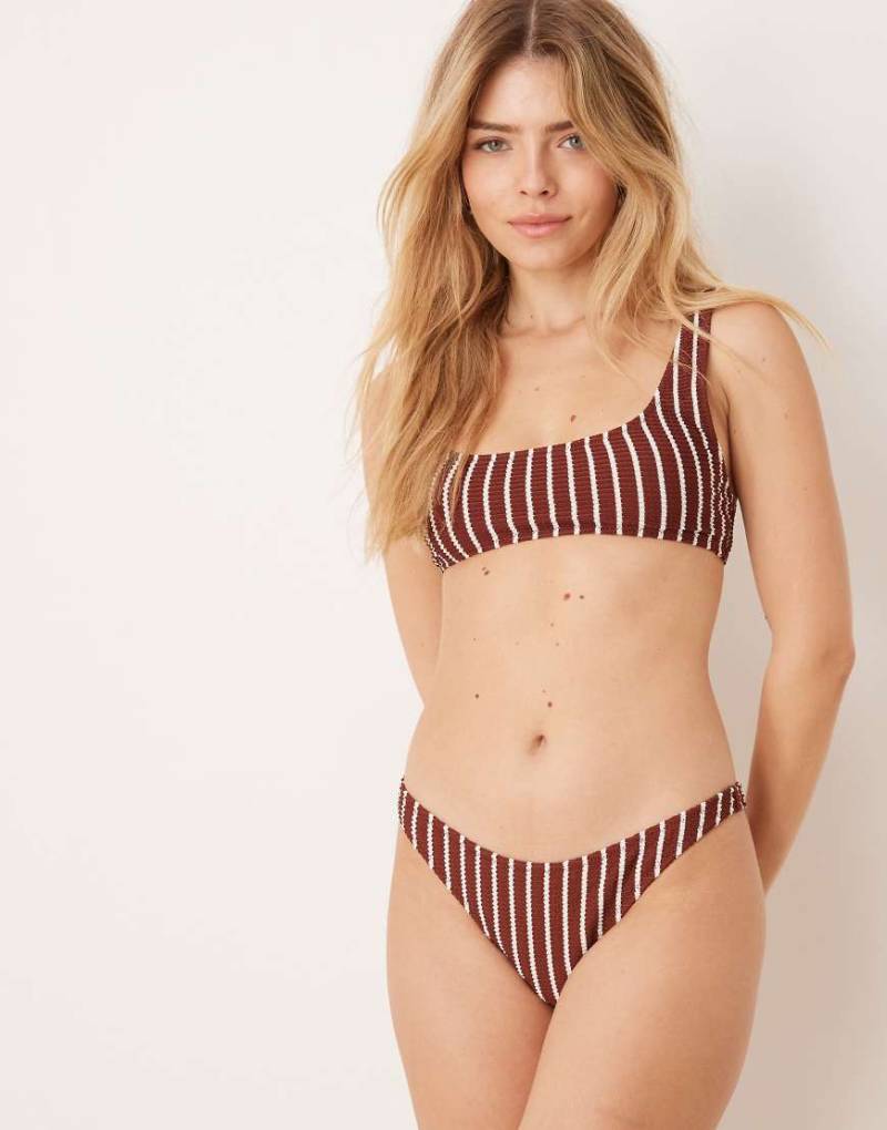 Mango - Strukturiertes Bikinioberteil in gestreiftem Braun mit eckigem Ausschnitt von Mango