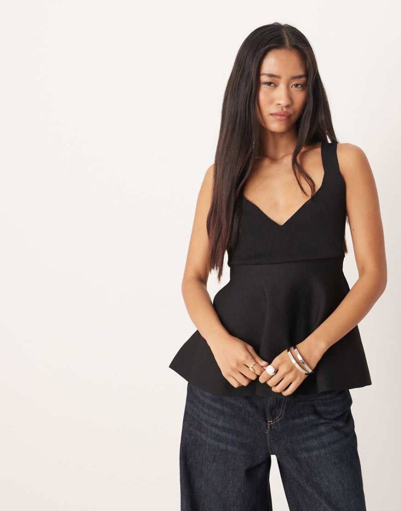 Mango - Strukturiertes Strickoberteil in Schwarz mit Schößchensaum und V-Ausschnitt von Mango