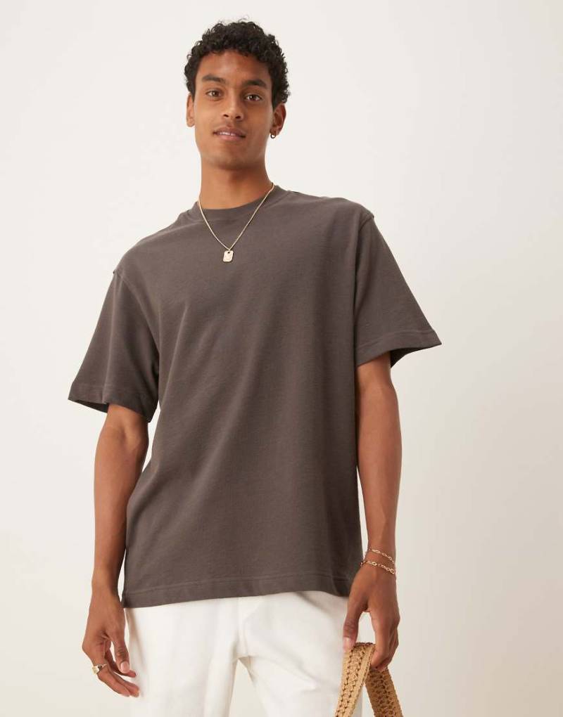 Mango - Strukturiertes T-Shirt in Schokobraun mit regulärer Passform von Mango