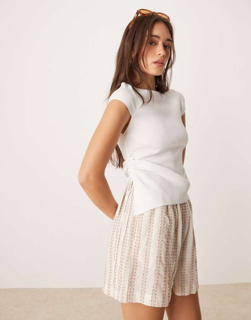 Mango - T-Shirt aus Strickstoff in Weiß mit geraffter Schnürung an der Seite von Mango