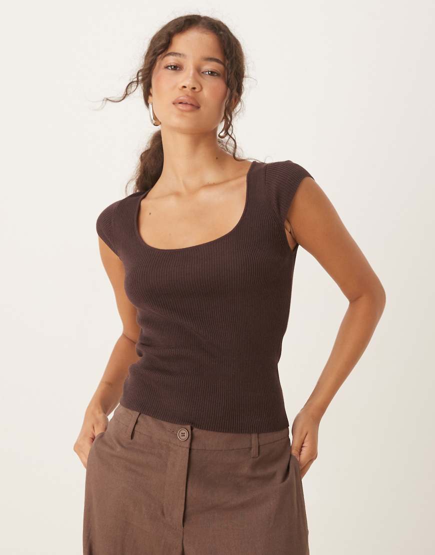 Mango - T-Shirt aus geripptem Feinstrick in Braun mit Kappärmeln von Mango