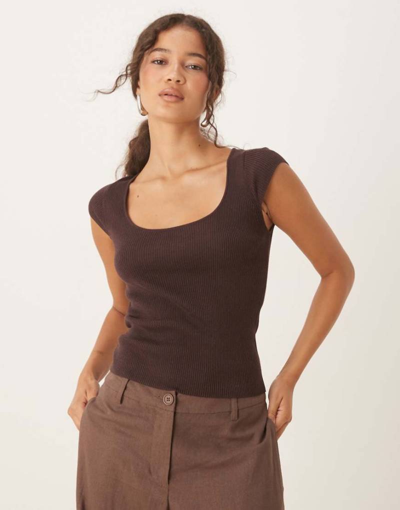 Mango - T-Shirt aus geripptem Feinstrick in Braun mit Kappärmeln von Mango