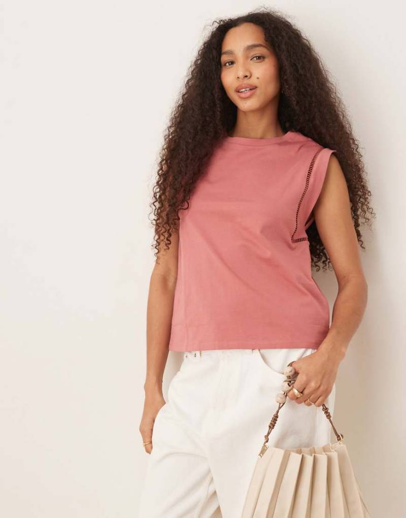 Mango - T-Shirt in lockerer Passform in Korallenrosa mit Cut-out-Borte von Mango