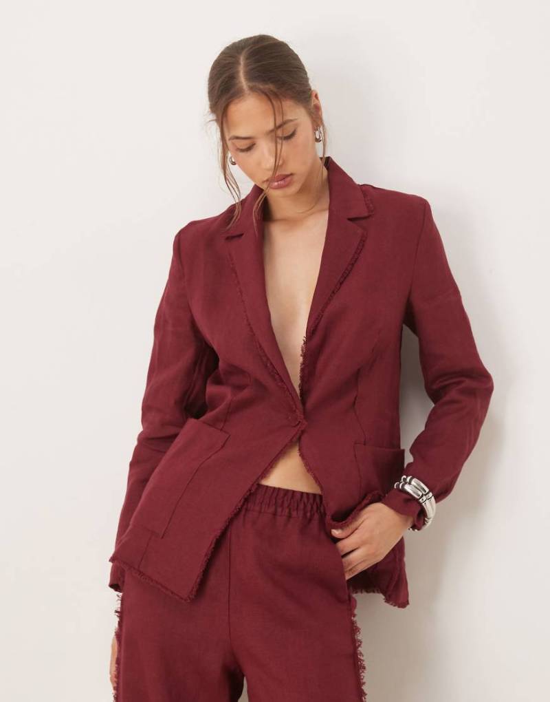 Mango - Taillierter Blazer in Dunkelrot mit ausgefransten Rändern aus 100% Leinen, Kombiteil von Mango