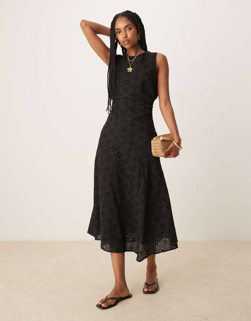 Mango - Tailliertes, gerafftes A-Linien-Kleid in Schwarz mit Rückenausschnitt und Lochstickerei von Mango