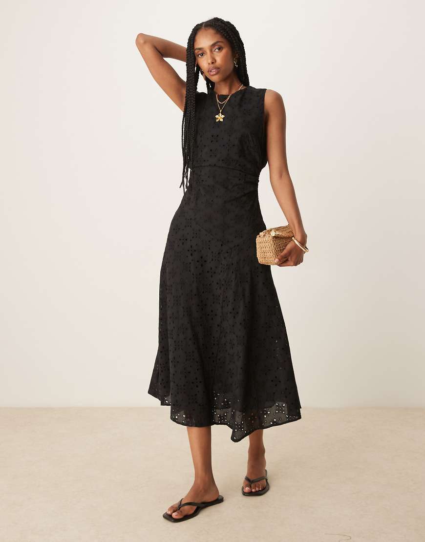 Mango - Tailliertes, gerafftes A-Linien-Kleid in Schwarz mit Rückenausschnitt und Lochstickerei Mango - Tailliertes, gerafftes A-Linien-Kleid in Schwarz mit Rückenausschnitt und Lochstickerei von Mango