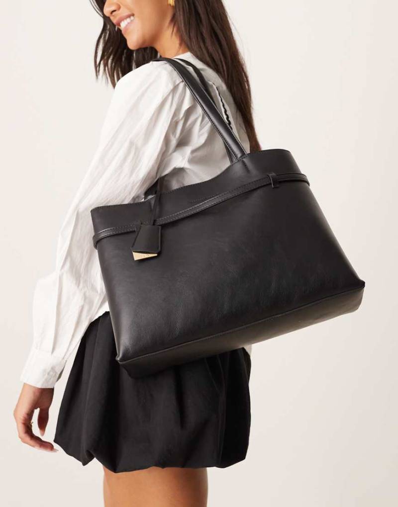 Mango - Tasche aus Kunstleder in Schwarz mit Schnallenverzierung von Mango