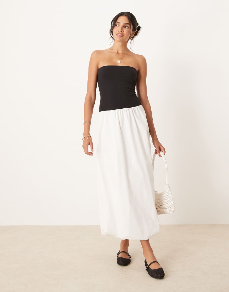 Mango - Trägerloses Midikleid aus Baumwolle in Schwarz und Weiß mit Ballonsaum von Mango