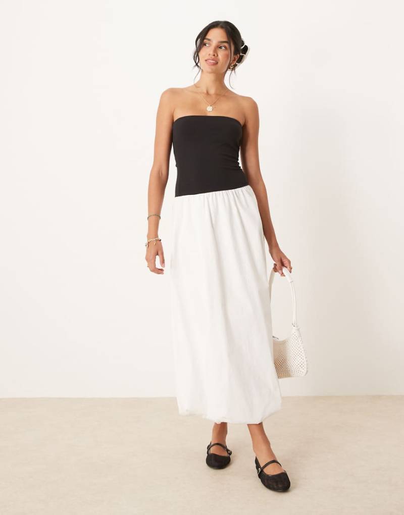 Mango - Trägerloses Midikleid aus Baumwolle in Schwarz und Weiß mit Ballonsaum von Mango