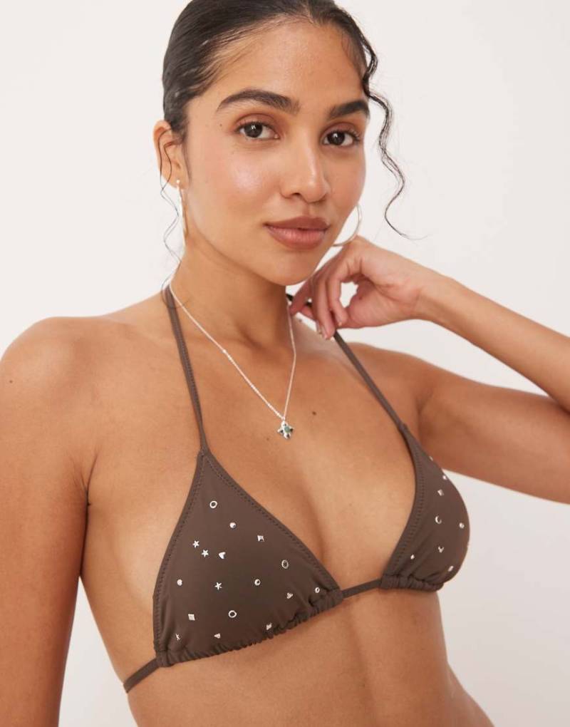 Mango - Triangel-Bikinioberteil in Schokobraun mit Nietenbesatz von Mango